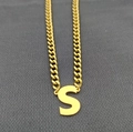 Cuban chain necklace with gold-plated letter S pendant made of stainless steel - Letter S / Gold