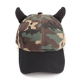 Nahaufnahme der Camouflage-Baseballkappe mit 3D-Teufelshörnern und flachem schwarzem Rand - Verstellbar / Schwarze Krempe Camouflage