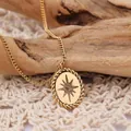 Elegante goldene Halskette mit ovalem Kompass-Sternanhänger auf Naturholz-Hintergrund - Gold