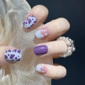 Unghie finte lucide color viola taro con motivo mucca su elegante sfondo nero - Stile Colla con Motivo Muccato Viola (Y-140)
