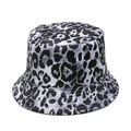 Macro-opname van zwart-witte luipaardprint op een stijlvolle katoenen zonnehoed bucket hat - M(56-58cm) / Zwart Wit Grijs Luipaard Stijl (A)