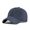 Detalle de gorra de béisbol de pana azul marino con textura de rayas y visera curvada - Azul Marino
