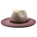 Detail eines Fedora-Filzhuts mit Farbverlauf, braunem Lederband und Metallschnallen-Akzenten - M (56-58cm) / Lila (Beige-Lila Farbverlauf)