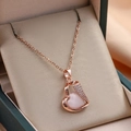 Elegante 18k vergoldete Herzkette mit rosa Katzenaugenstein in einer Schmuckschatulle - 9291-Roségold
