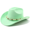 Détail d'un chapeau de cow-boy en daim vert menthe avec perles et décor de coquillages - Vert Fruit