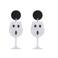 Dettaglio macro di orecchini a calice di vino fantasma in acrilico glitterato argento - Stile Calice di Vino Fantasma n. 4