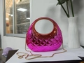 Bolso de mano de acrílico rosa metálico con textura acolchada y cadena dorada fina - Rosa Metálico