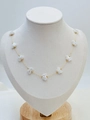Gouden ketting met witte beervormige bedeltjes op een mannequin display - Gouden Beer (Gemarkeerde Vlinder)