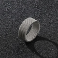 8mm silberner Edelstahl-Netzring mit geometrischer Webstruktur auf schwarzem Hintergrund - US 6 / Silber