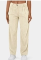 Detail van corduroy broek met hoge taille, verticale textuur en een knoopsluiting - Abrikoos