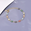 Dettaglio bracciale dorato con margherite in smalto colorato e ciondolo inciso S925 - Multicolore-Oro
