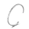 Lujoso brazalete de trébol en plata de ley S925 con acabado de textura martillada - Brazalete Martillado 5,5 cm / Plateado