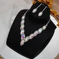 Dettaglio del set di gioielli da sposa con cristalli AB colorati su supporto nero - Arcobaleno