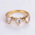 Goldener Edelstahlring mit Herz-Zirkonia und drei herzförmigen klaren Edelsteinen - US 6 / Gold