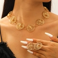 Detailaufnahme des goldenen Spiral-Schmucksets mit Halskette und Ohrringen an einem Model - Ohrringe + Halskette 2-Teiliges Set / Gold (KC Gold)