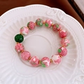 Détail du bracelet en perles de céramique florales avec des séparateurs plaqués or - Bracelet de Perles en Céramique Florale Rose et Vert
