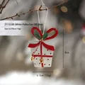 Addobbo natalizio a pacchetto bianco con pois rossi, fiocco e campanellini dorati - Stile Scatola Regalo a Pois Bianchi (211353B)