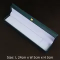 Detailoverzicht van de donkergroene sieradendoos met gouden kroon en fluweel 24x5x3cm - Armband Ketting Geschenkdoos-Groen