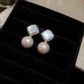 Dettaglio di orecchini di perle con zirconi e montatura quadrata in scatola nera - Stile Quadrato in Madreperla / Argento (Perno in argento)