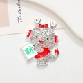 Diamantbesetzte Cartoon-Drachenbrosche mit rotem Emaille und Glücksplakette - Drache Wohlstand - Silber