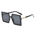 Gafas de sol cuadradas de gran tamaño para mujer con detalle vintage de cadena dorada - Montura Negra Lentes Gris Negro