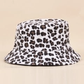 Plüsch Fischerhut mit Leopardenmuster für Damen aus weichem Webpelz für den Herbst - M (56-58cm) / Weiß
