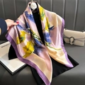 Écharpe classique en soie avec imprimés abstraits violets jaunes et bleus sur cintre - 23240 - Image Principale / 90*90cm