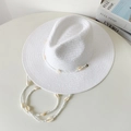 Detalle de sombrero de paja blanco con conchas decorativas y cordón de cuentas - M (56-58cm) / Blanco