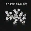 Detailansicht der 4x4mm klaren Silikon-Ohrringstopper in kleiner Größe auf schwarzem Grund - Kugelform Klein / 4*4mm 100 Stk./Packung