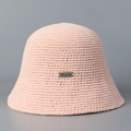 Vista dettagliata della trama intrecciata a mano e della targhetta in metallo sul cappello - M (56-58cm) / Rosa