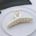 Morandi cream large cross hair claw clip on white ceramic plate with green fabric - Matte Cross White