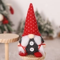 Dettaglio di uno gnomo di Natale nordico con cappello rosso a maglia e barba di peluche - Stile D-Cappello Rosso con Cuore/Versione Trecce