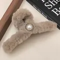 Pinza per capelli in ecopelliccia marrone chiaro con perla per acconciature invernali - 12cm / Grigio Elefante
