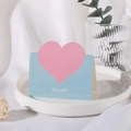 Biglietto auguri cuore rosa su fondo blu, piatto ceramica e testo Best Wishes - Azzurro