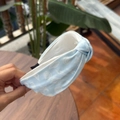 Detalle de diadema azul claro con nudo y estampados marinos de conchas y estrellas - Blanco/Azul - Diadema Torcida de Concha y Estrella de Mar