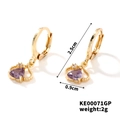 Detailansicht der goldenen Herzohrringe mit lila Edelstein und Maßen von 2,5 cm x 0,9 cm - Violettes Herz / Gold