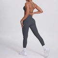 Vue arrière de l'ensemble de yoga gris avec brassière croisée et legging taille haute - Gris Graphite