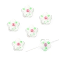 Blumenförmige Glasperlen mit rosa Mitte und grünen Akzenten für DIY-Schmuckherstellung - Weiß