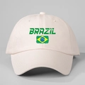 Detail van witte katoenen honkbalpet met Brazilië tekst en vlag op twill katoen stof - Verstelbaar / Beige
