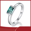 Ring van s925 zilver met een teal-kleurige moissaniet in radiant-slijpvorm - US 9 / Witgoud-Blauwgroene Steen
