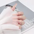 Gros plan d'ongles longs cercueil rose nude mats tenus avec du filet blanc - Rose Nude Mat (CBLM-07)