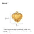 Vista macro del pendente a cuore in acciaio inossidabile placcato oro 18K con decori - DFC82-Cuore con Motivo a Volute / Oro