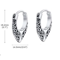 Gedetailleerde weergave van vintage titanium stalen oorringen met maten van 18,2 mm - Hol Gegraveerd Patroon (KE112128-WGSF)