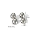 Vue détaillée des boucles d'oreilles rayées en acier inoxydable avec finition polie brillante - Double Boule Fluide - Argent (YYE023564-P)
