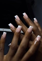 Primer plano de uñas postizas cuadradas estilo francés con base nude y puntas blancas - Base Nude Punta Blanca / Francés Blanco Minimalista