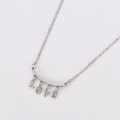 Elegante collar de plata con colgante de letras LOVE unido a una barra de metal curva - Color Acero