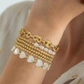 Mehrlagiges goldfarbenes Gliederketten-Armband-Set mit Perlen und Herzanhängern - 5-teiliges Armband-Set