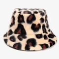 Dettaglio del cappello alla pescatora in finta pelliccia con morbida stampa leopardata invernale - Cammello