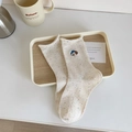 Chaussettes en tricot crème avec mouchetures colorées et broderie chiot à bord roulé - Chien avec Chapeau Bleu