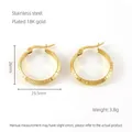 Details von 26mm 18K vergoldeten Creolen aus Edelstahl mit griechischem Muster - Griechischer Mäander-Stil (ZE540G) / 26*23.5MM